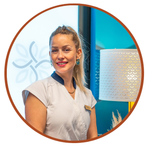 - Un(e) praticien(ne) professionnel(le) du spa pour bébés Hauméa Baby Spa avec un sourire accueillant, ambiance chaleureuse et équipements modernes pour le bien-être des tout-petits.