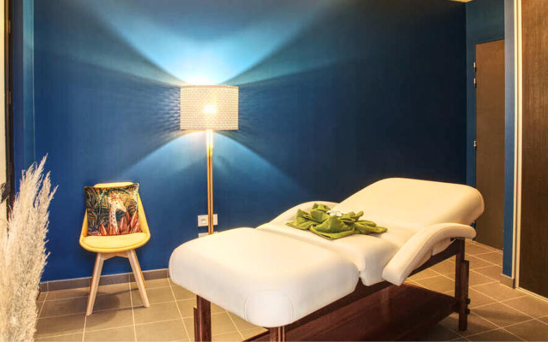 Salle de soin confortable au Hauméa Baby Spa, espace dédié à la relaxation et au bien-être des bébés avec ambiance apaisante et décoration chaleureuse.