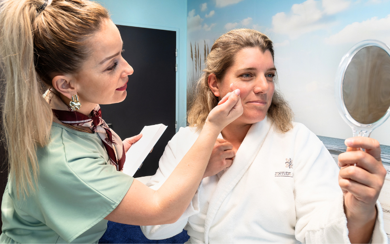 Peinture pour le visage pour bébé au spa, soins parent-enfant à Hauméa Baby Spa, esthéticienne appliquant maquillage pour enfant, spa bébé avec service de maquillage, expérience de beauté pour bébés et parents à Hauméa Baby Spa.