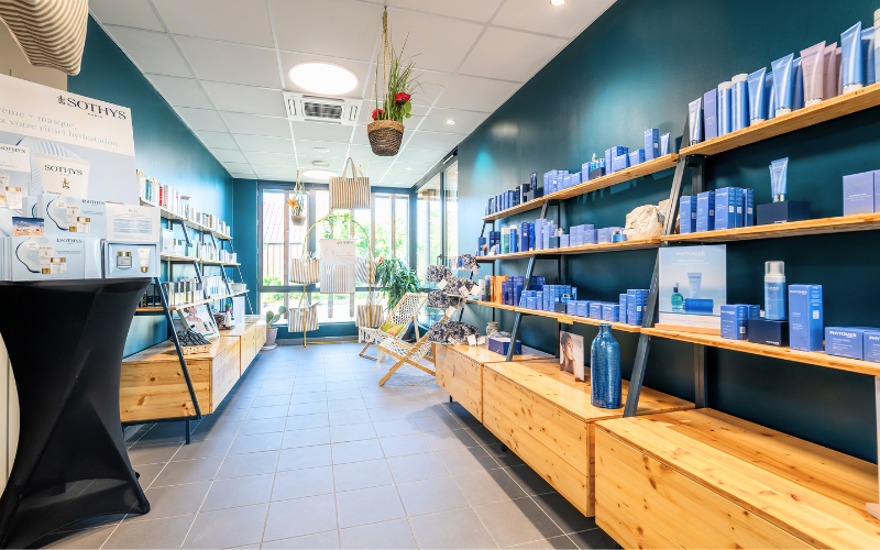 Soins bébé spa, produit soin bébé naturel, boutique produits bébé, ambiance spa bébé, espace de soin pour bébé, centre de bien-être pour bébé, produits hydratants bébé, ambiance relaxante, traitement de relaxation bébé, soins dermo-naturels bébé.