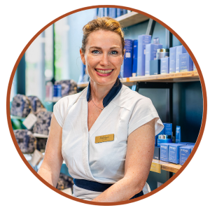 Soins bébé spa, relaxation et bien-être pour nourrissons, personnel professionnel, ambiance chaleureuse, produits de soin bio, expérience sensorielle, détente pour bébés, soins de massage et hydratation, environnement sécurisé.