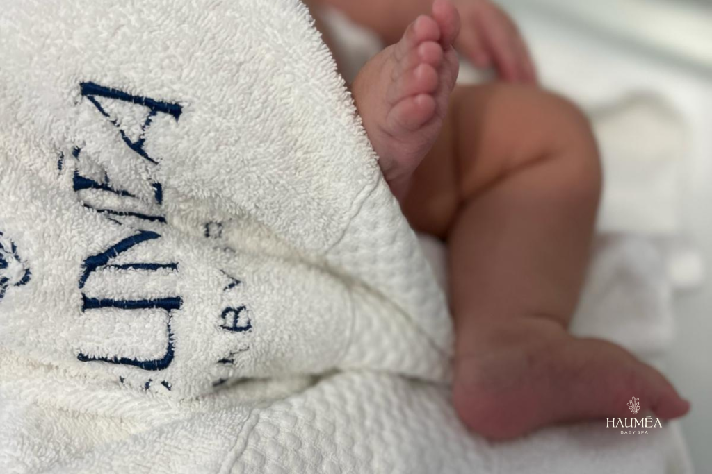Douce peau de bébé dans un spa bébé, massage relaxant et bain chaud en institut Hauméa Baby Spa, lieux spécialisés pour le bien-être et la détente des tout-petits.