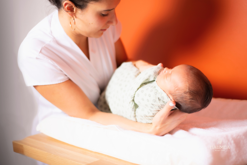 Gallerie Image - Haumea Baby Spa (18) Doula bébé dans un spa bébé Hauméa, séance de relaxation et bien-être pour nouveau-nés, soins tendres, ambiance chaleureuse, professionnalisme en maternité et soins infantiles haut de gamme.