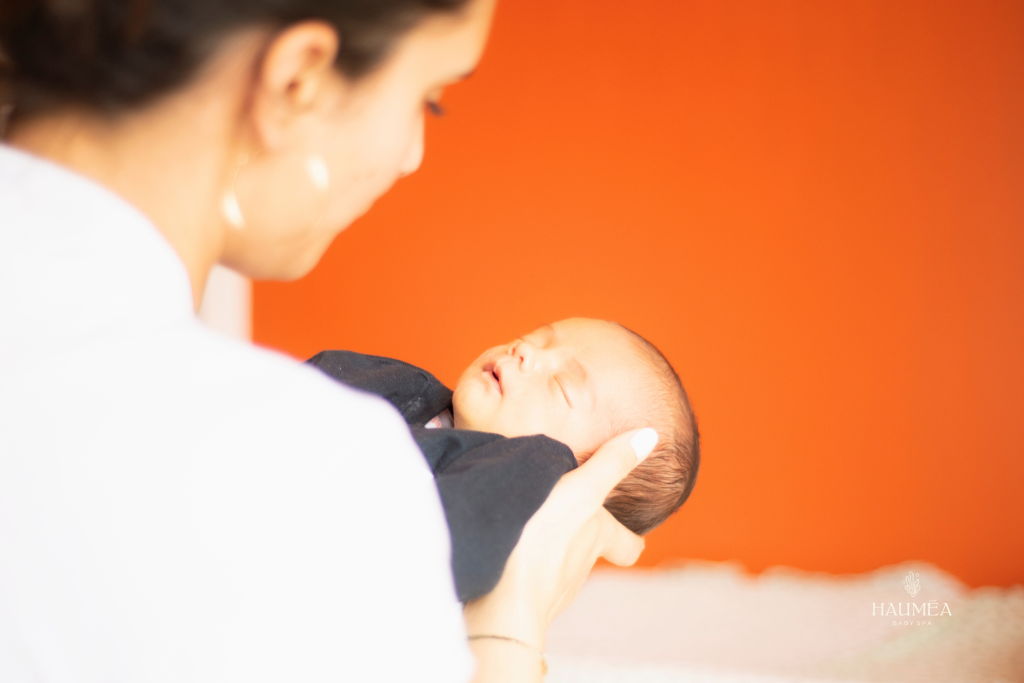 Berceau bébé spa, soin bain nouveau-né, relaxation enfant, massage bébé, wellness nursery, spa pour bébés, soins personnalisés pour nourrissons, détente et bien-être bébé, relaxation bébé, établissement soin bébé, environnement doux bébé.