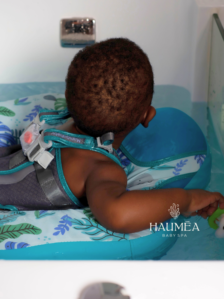 Apaisement et bien-être pour bébé avec la baignoire spa de Hauméa Baby Spa, soins hydratants et relaxants pour nourrissons, décor élégant et sécurisé, expérience sensorielle douce.