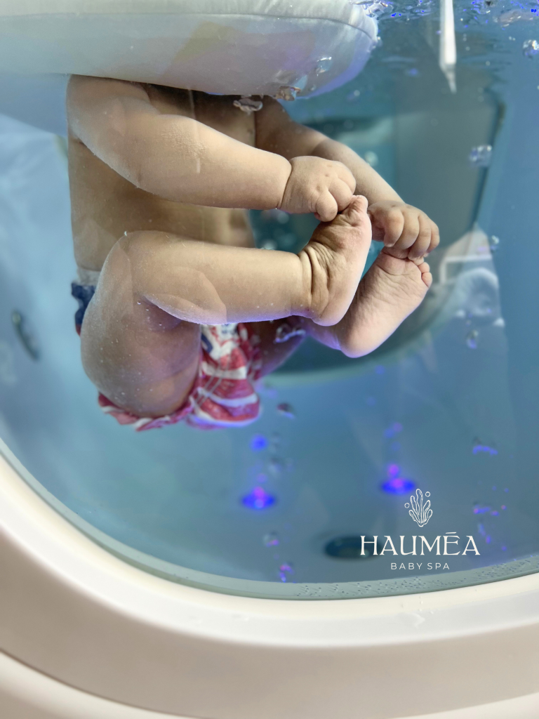 Mignon bébé dans spa bébé avec bulles, spa aquarelle, détente bébé, soins bébés, expérience spa pour nouveau-né, bien-être bébé, moment de relaxation enfant, confort bébé dans spa, soins aquatiques pour bébé, ambiance zen bébé.