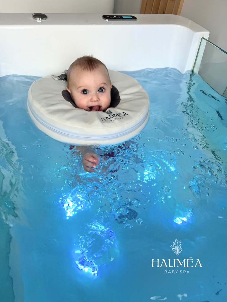 Apaisement et bien-être pour bébé avec la baignoire innovante Hauméa Baby Spa, garantissant une expérience de relaxation et de baignade sécurisée dans un environnement professionnel.