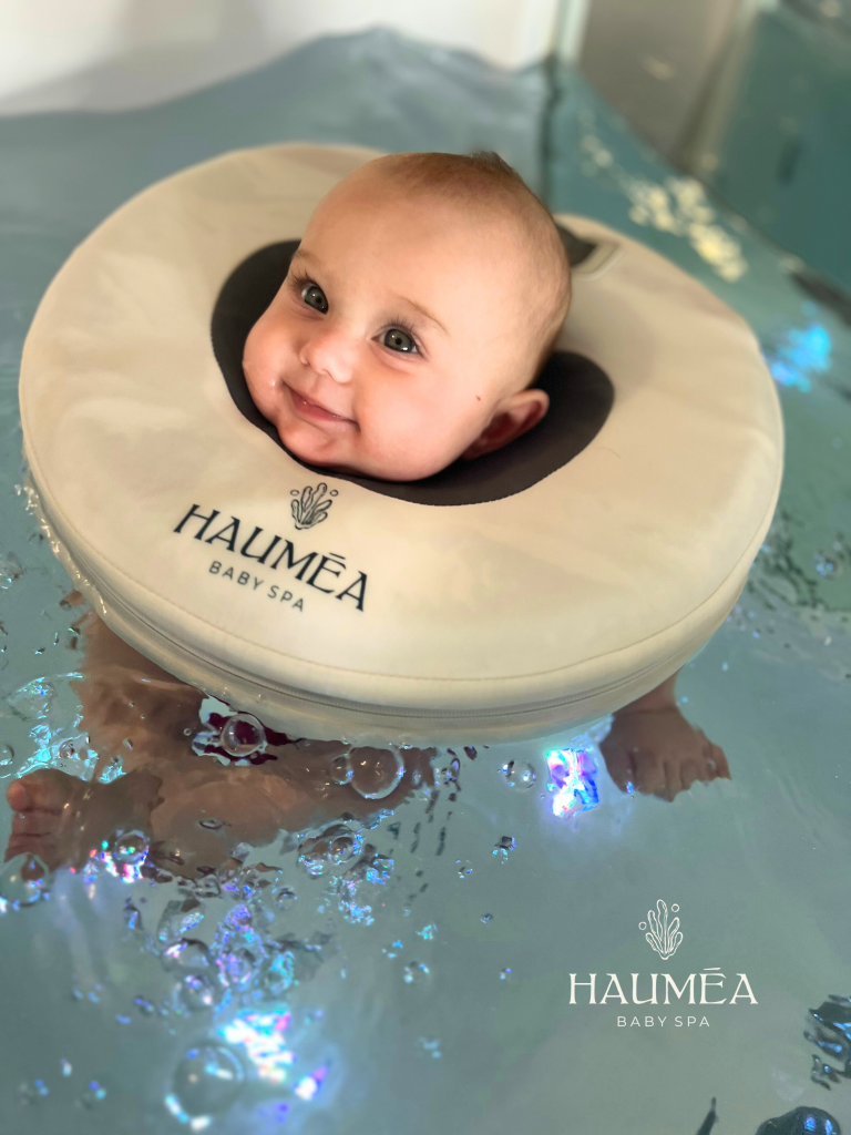 Bébé en spa avec dispositif de flottaison, relaxation pour bébé, ambiance spa pour enfants, soins de bien-être pour les tout-petits, expérience sensorielle pour bébé, centre de relaxation pour bébés, soins de massage et détente pour nouveau-nés.