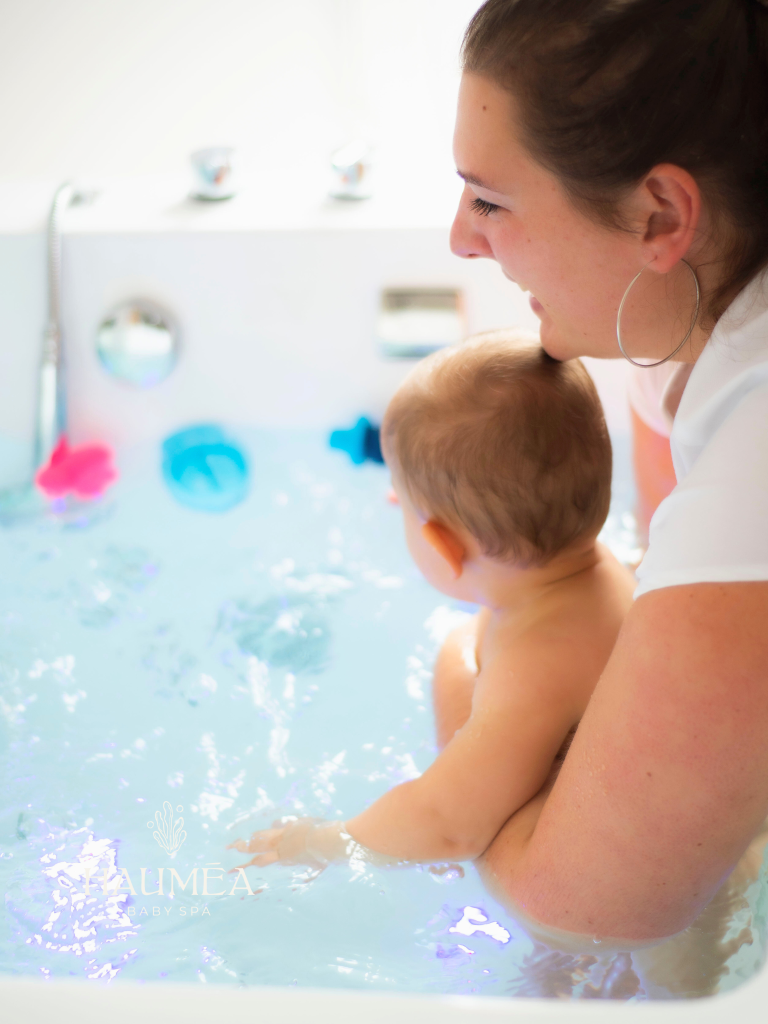 Enfant bébé dans un spa pour bébé, relaxation et soins aquatiques, avec une professionnelle, ambiance apaisante et ludique, soins bébé, bien-être enfants, spa bébé naturel et sécurisé.