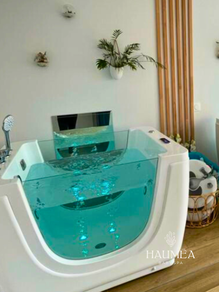 Bain d'hydrothérapie pour bébés dans un spa maternité, ambiance relaxante avec équipements modernes, décor naturel, parfait pour le bien-être des tout-petits.