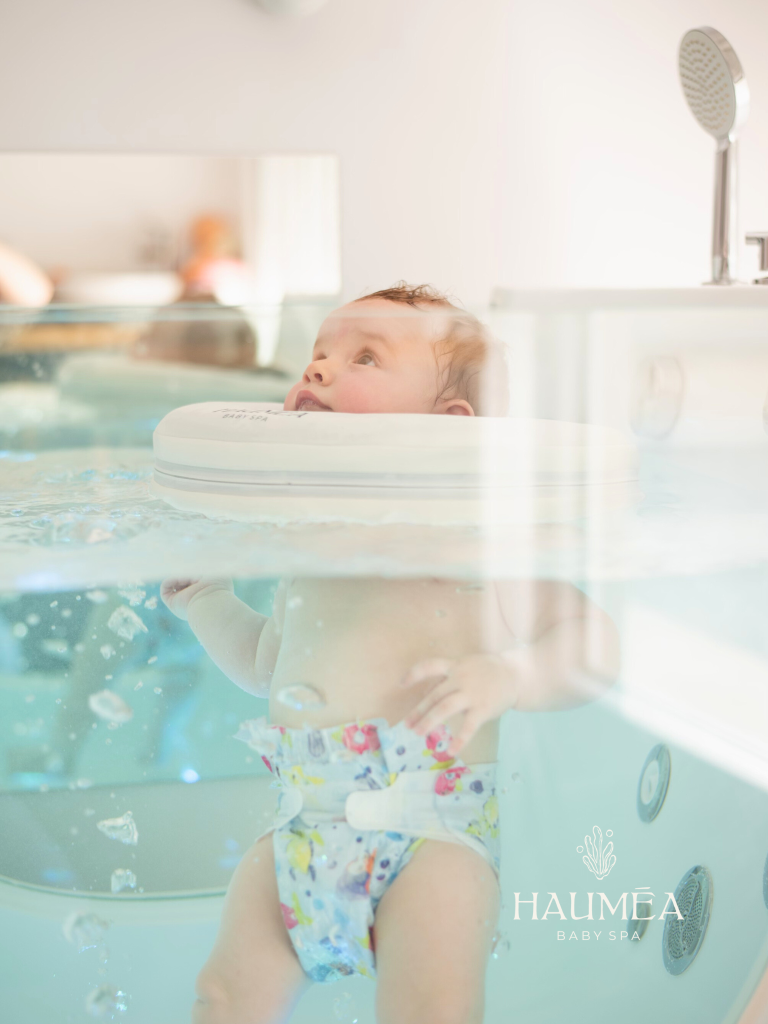 Bébé dans une baignoire spa pour bébé chez Hauméa Baby Spa, expérience de relaxation aquatique pour nourrissons dans un environnement sécurisé et apaisant.