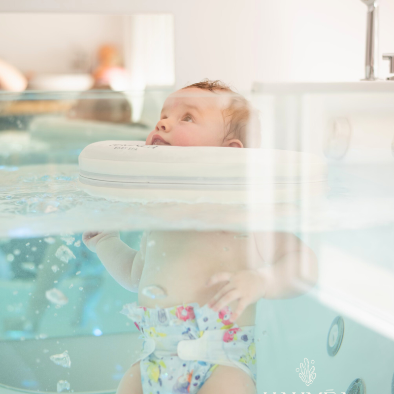 Bébé dans une baignoire spa pour bébé chez Hauméa Baby Spa, expérience de relaxation aquatique pour nourrissons dans un environnement sécurisé et apaisant.