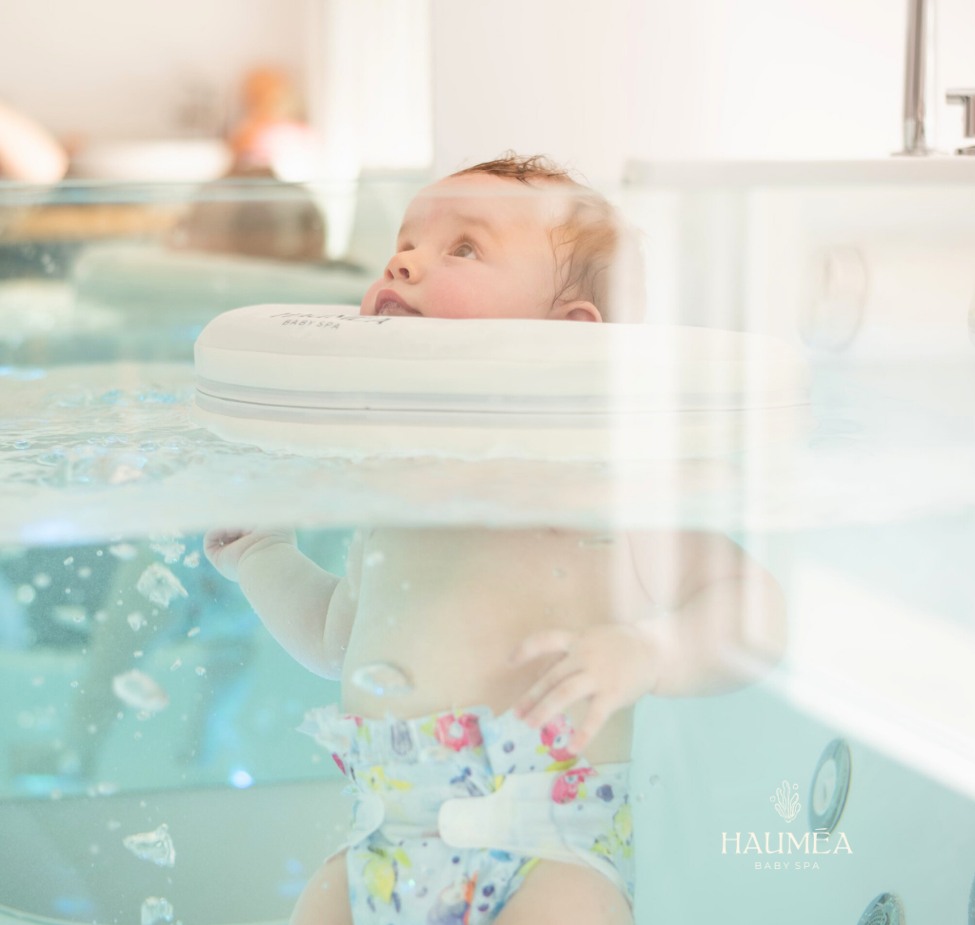 Bébé dans une bassin de spa pour bébé, relaxation et soins aquatiques pour nourrissons, spa pour bébé à Hauméa Baby Spa, expérience sensorielle pour bébés, soins de bien-être pour tout-petits.