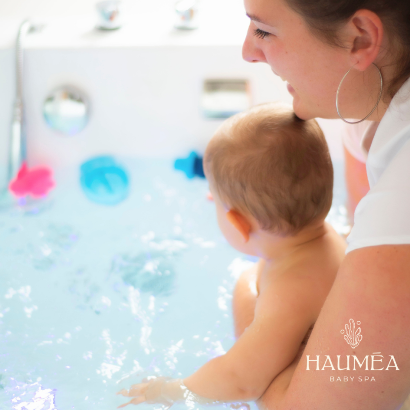 Mère accompagnant bébé dans un bain de spa pour bébé, ambiance douce et apaisante, soin aquatique bébé, spa parental pour jeunes enfants, relaxation et bien-être bébé, soins spa pour bébé.