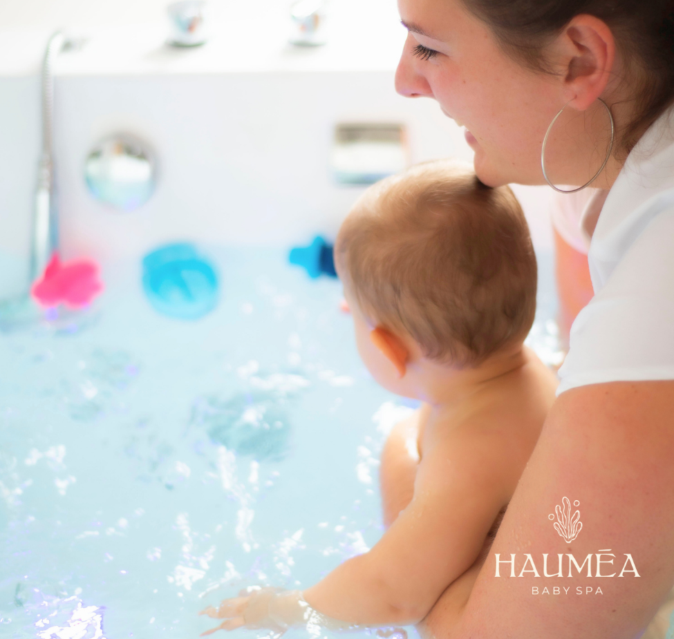 Mère accompagnant bébé dans un bain de spa pour bébé, ambiance douce et apaisante, soin aquatique bébé, spa parental pour jeunes enfants, relaxation et bien-être bébé, soins spa pour bébé.