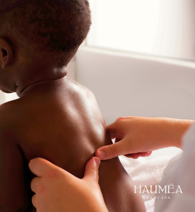 Massage du dos d'un enfant, allongé sur la table de massage Hauméa