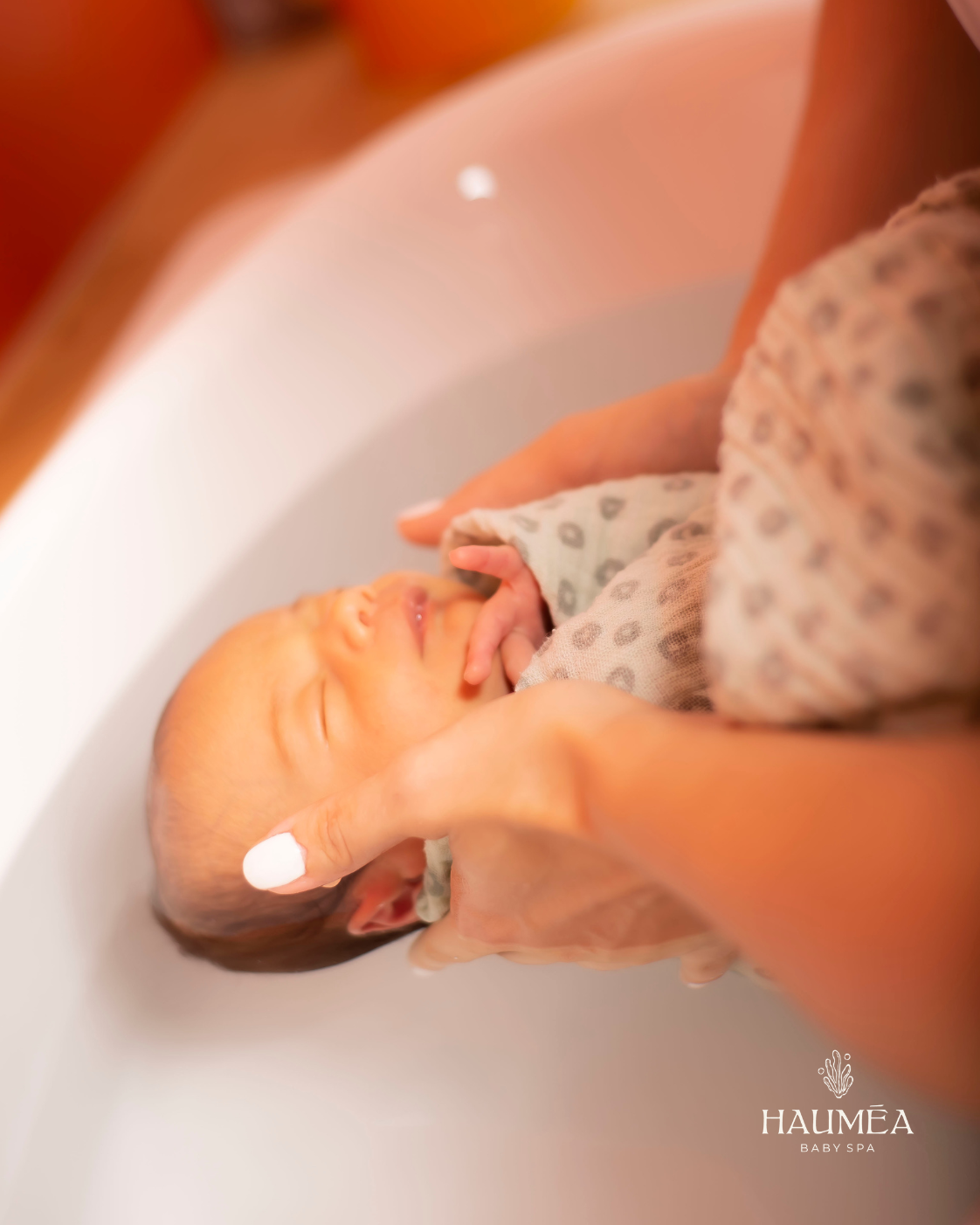Un nouveau-né dans le bain — Hauméa Baby Spa Rennes – Cesson-Sévigné