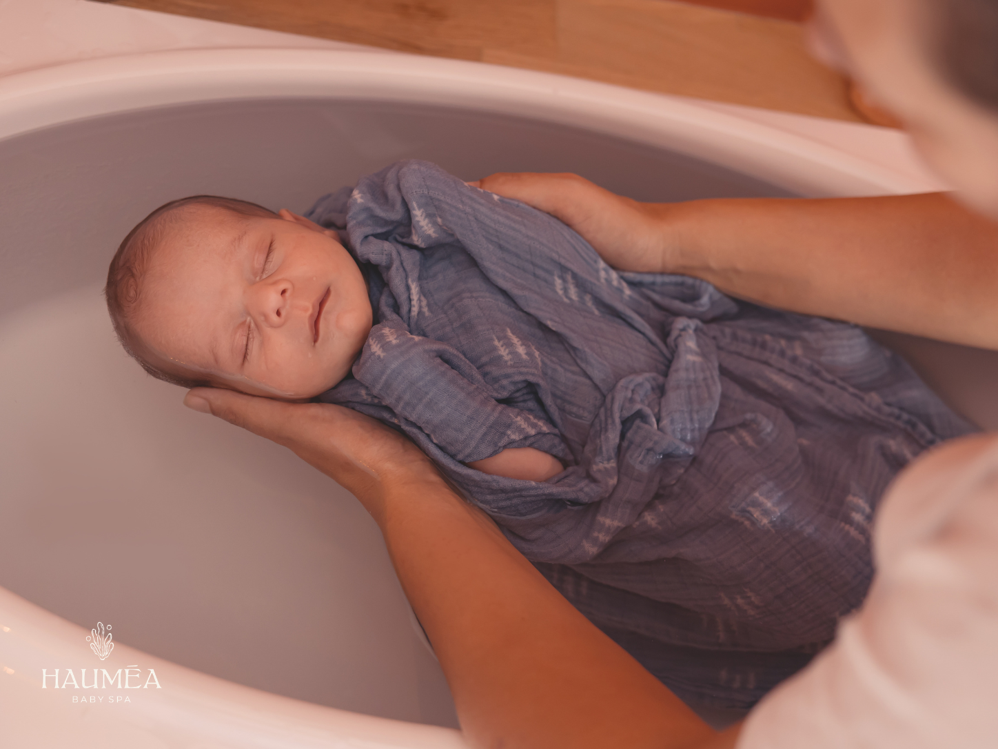 Bain enveloppé, dans son lange — Hauméa Baby Spa Rennes – Cesson-Sévigné