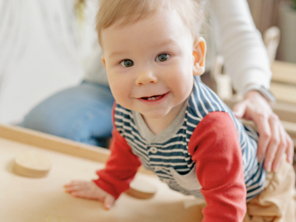 Un bébé fond de bien-être sous les mains de son parent
