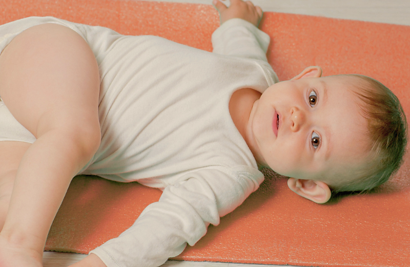 Le baby yoga Hauméa — douceur, portage et motricité