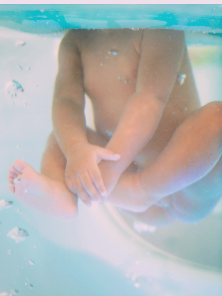 Un bébé serein flotte avec sa bouée pendant le Baby Spa