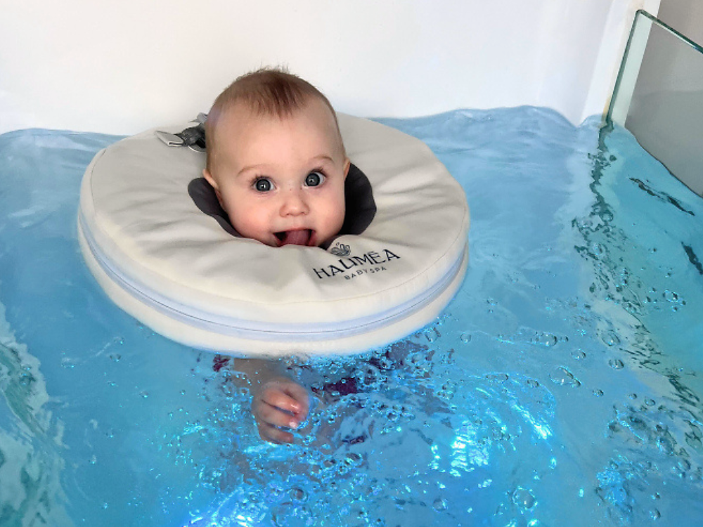 Après le bain, le câlin dans la serviette chaude