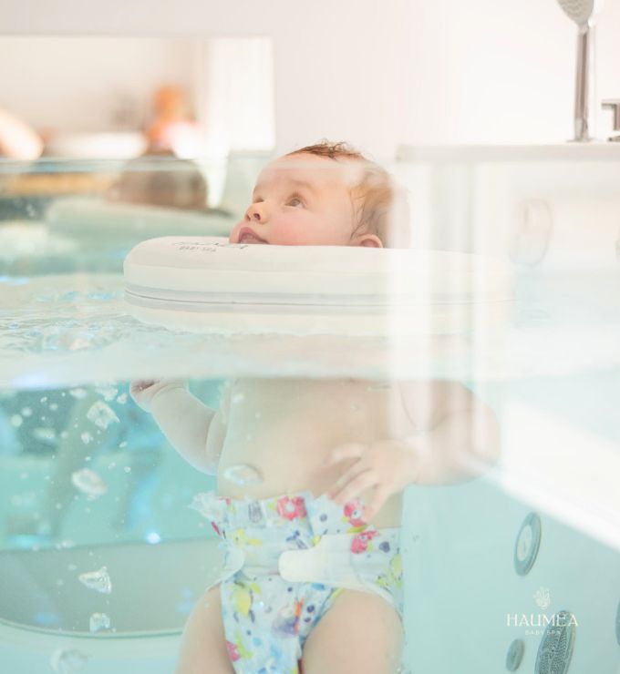 Bébé dans sa bouée Hauméa pendant le baby spa